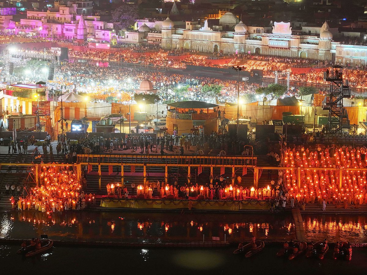 500 वर्षों के उपरांत हम सबके आराध्य प्रभु श्री रामलला के अपने भव्य मंदिर में पुनः विराजमान होने के पश्चात यह प्रथम दीपोत्सव है।

अद्भुत-अलौकिक आभा से दीप्त श्री अयोध्या धाम का यह दिव्य-भव्य स्वरूप हम सभी को त्रेतायुग की अनुभूति करा रहा है।

आज अयोध्या हर्षित है, संपूर्ण भारत
