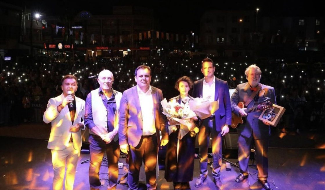 29 Ekim Cumhuriyet Bayramı kutlamalarında Muğla Dalaman'da sahnedeydik.Grup Gündoğarken konserinde tarihe iz düştüğümüz sahne anımız🎤🧿🎉#muğla#dalaman