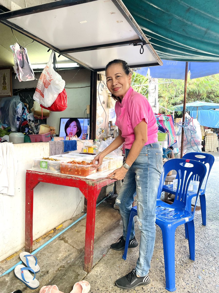sebtoussaint's tweet photo. Ooi, the community leader chose the word «Hua-Jai» meaning «heart» in Thai. At 64 years old, she takes time to fetch left-over food from restaurants and hotels, brings it back on a scooter and gives it to those of her community who need it the most. ❤️
#ShareTheWordProject https://t.co/QrnLEk1cDg