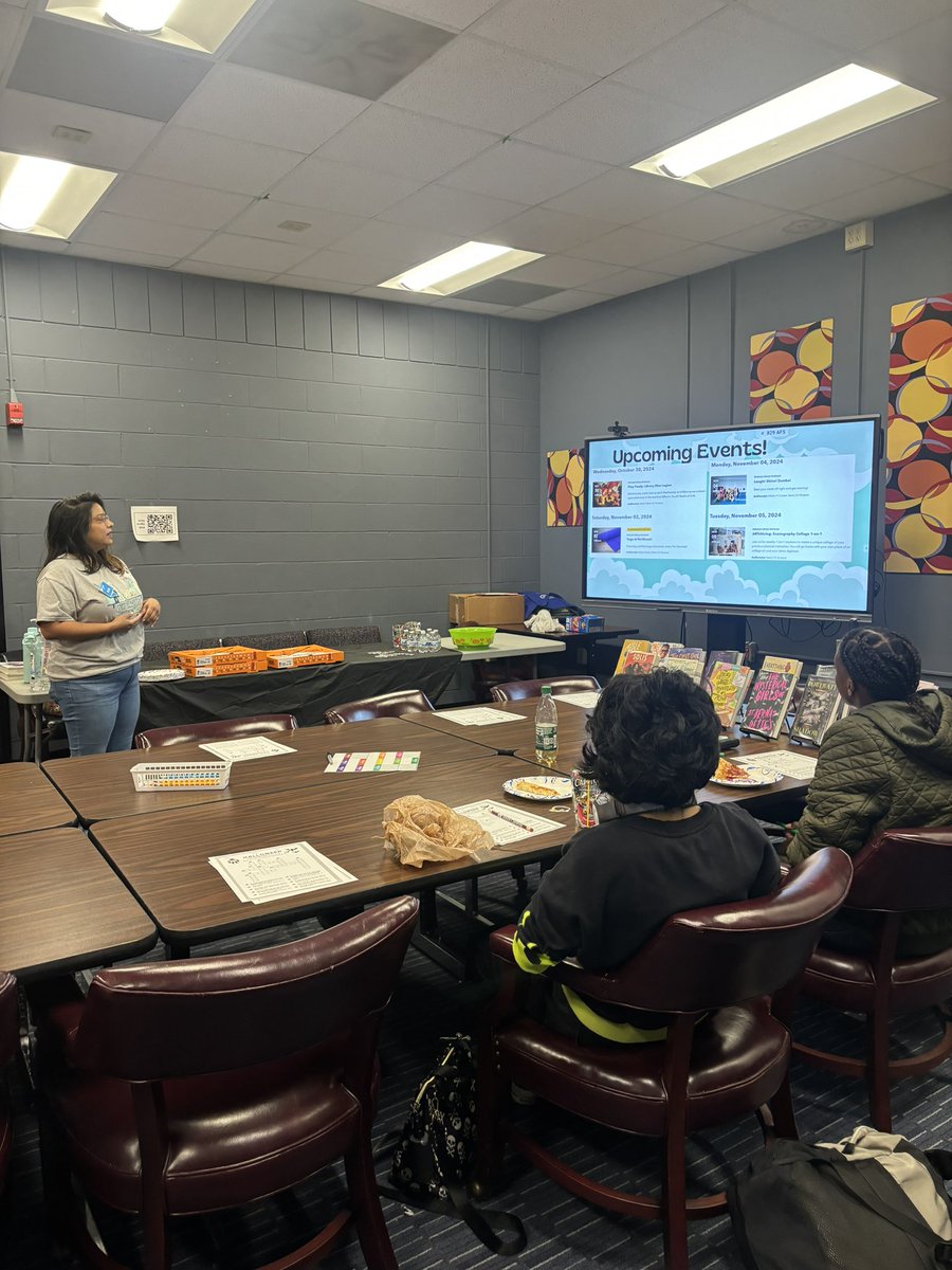 The <a href="/RNECavaliers/">Richland Northeast HS</a> book club got to hang out with one of our favorite <a href="/accessfreely/">Richland Library</a> guests, Ms. Elisa, during lunch today! 😃