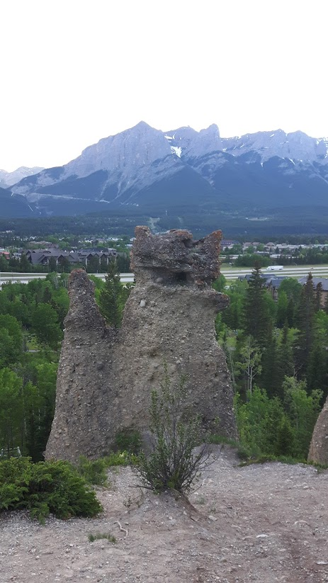 Chopperlogo's tweet image. "Hoodoos" are rock formations that stand out from the earth as erosion happens. There is quite a few throughout the mountains of British Columbia and Alberta Canada but these are the few pictures I have of different hoodoos. 🪨