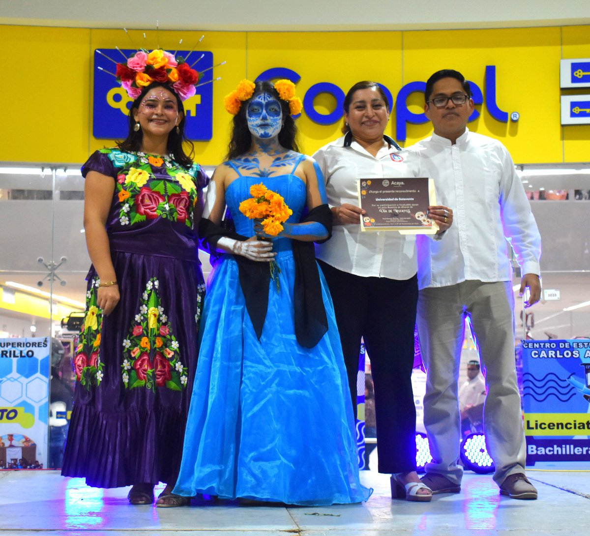 El difunto regresa, camina y disfruta del altar. Invitamos al público en general a que asista a presenciar nuestro altar de muertos en honor a Oaxaca que hemos colocado en Plaza Acaya 🕯️. #EnfermeríaUNAM