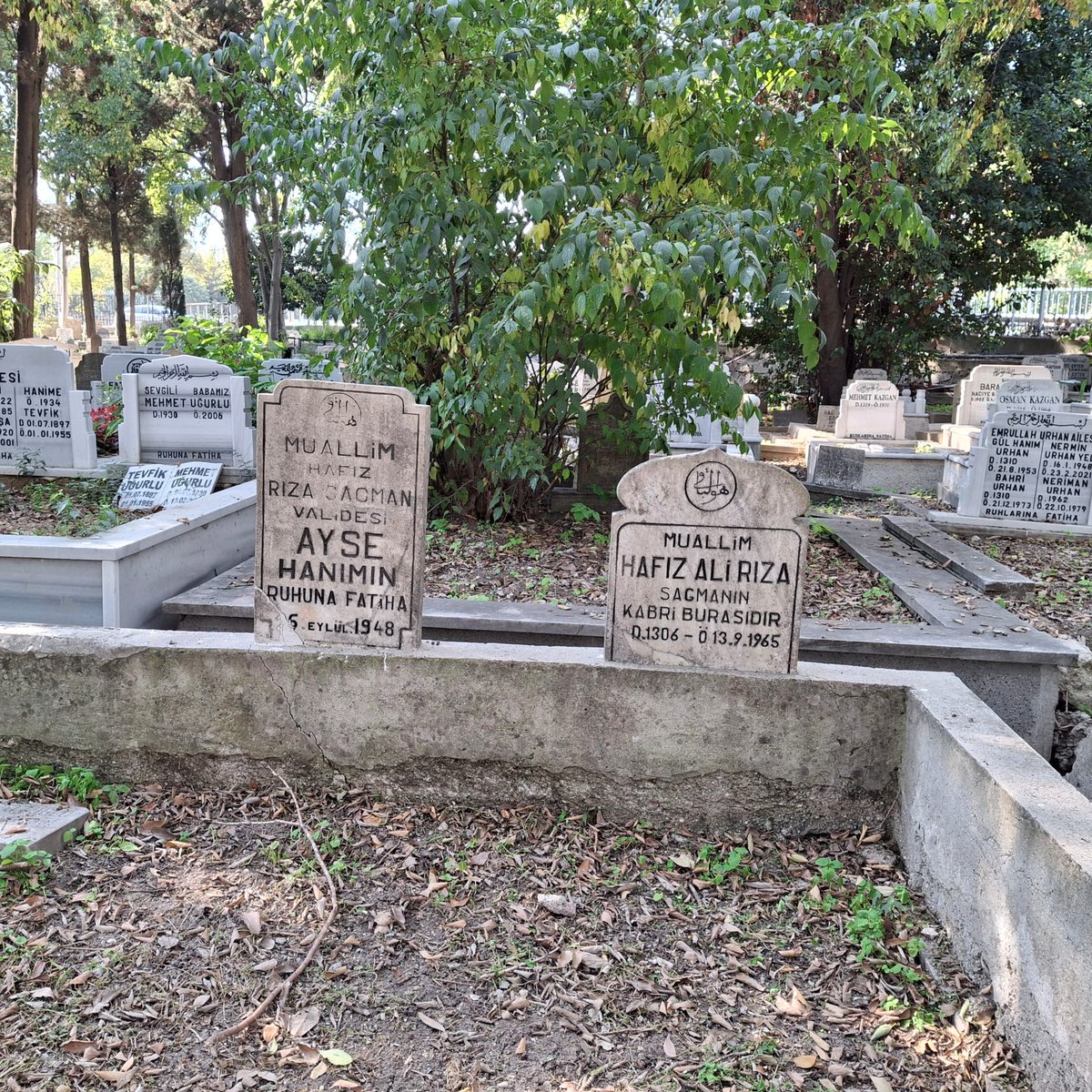 Yeni Dünya Vakfı bünyesinde devam eden Eyüpsultan'ın Ebedî Sakinleri toplantılarının ardından kabir ziyaretleri yapılıyor. Ali Rıza Sağman'ın mezarı bulunamamıştı. Zeki Gezer'in gayretiyle merhumun Edirnekapı Necatibey Mezarlığı'ndaki kabri bulundu.Aziz hocamıza rahmet diliyorum.