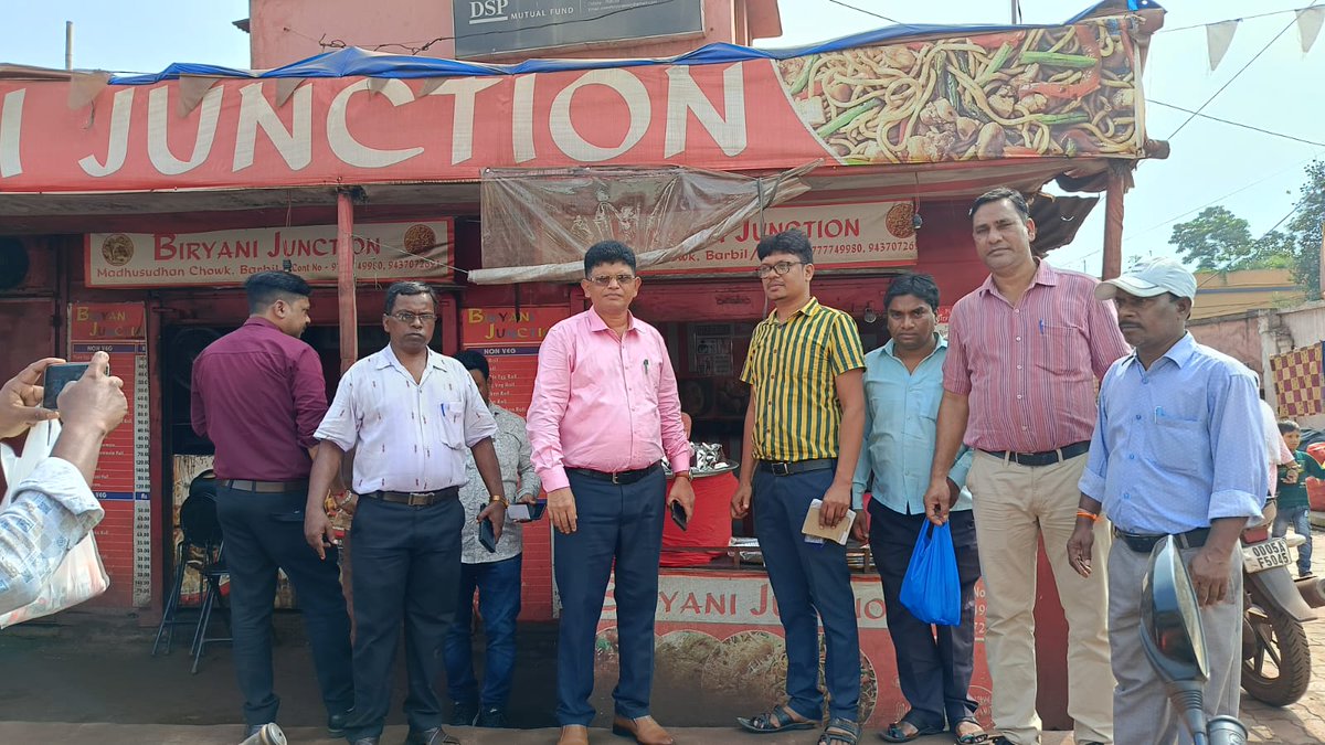 BarbilULB's tweet photo. Hotel &amp; Fast food shop  inspected by Food inspector keonjhar with presence of Executive officer Sir and other officials and collected Rs 12800/- as fine in respect of BARBIL MUNICIPALITY @HUDDeptOdisha @SwachhBharatGov @MoHUA_India @DudaKeonjhar https://t.co/qXiA1QI2qB
