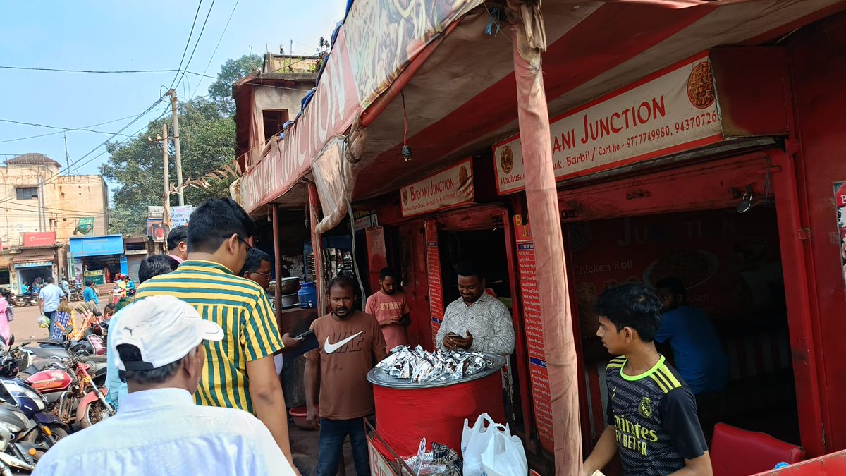 BarbilULB's tweet photo. Hotel &amp; Fast food shop  inspected by Food inspector keonjhar with presence of Executive officer Sir and other officials and collected Rs 12800/- as fine in respect of BARBIL MUNICIPALITY @HUDDeptOdisha @SwachhBharatGov @MoHUA_India @DudaKeonjhar https://t.co/qXiA1QI2qB