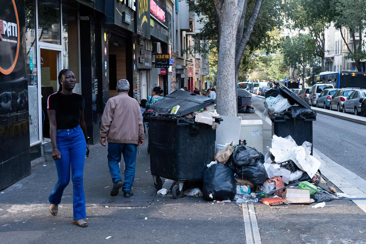 A Marseille, 600 tonnes de déchets accumulées du fait d’une grève d’éboueurs dlvr.it/TFtr5N