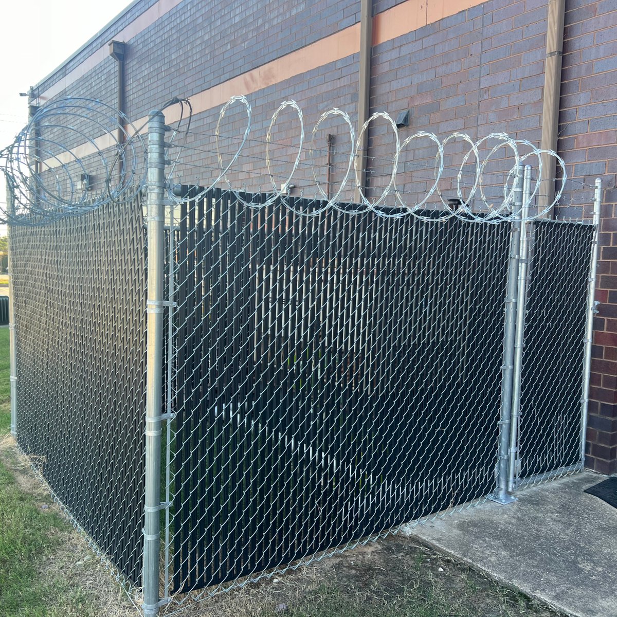 EmpireOK's tweet photo. We've got some recent fences we'd like to shout out! Our commercial department has been rocking it, and we are so grateful to have such opportunities with our community!! ππ€π«
#EmpireFence #FenceBuild #FenceBuilder #Tulsa #BrokenArrowOklahoma #new #HomeImprovement https://t.co/BeXzcUzEKU
