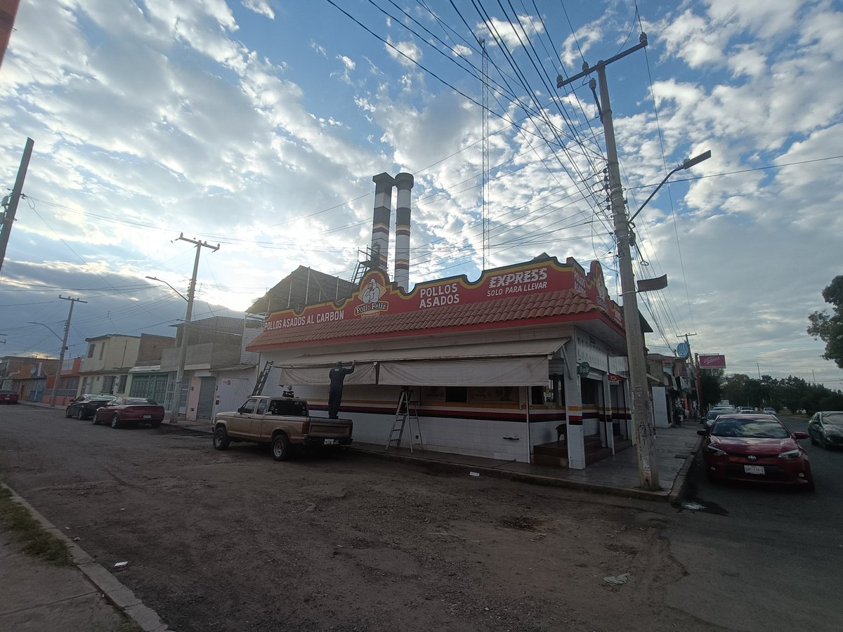 danielvalles206's tweet photo. @pollofeliz  En esta sucursal del Fidel Velázquez el día 15 de este mes compré un pollo que estaba en mal estado, nos dimos cuenta hasta que nos hizo daño @coprisedoficial ni sus luces no actúa con cadenas comerciales de renombre hay que ver qué dicen las otras estancias de gob https://t.co/I3g9UlgUjE