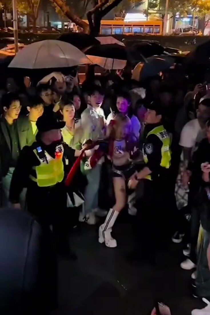 Meanwhile, Shanghai cops rounded up people in #Halloween costume. #HappyHalloween everyone! 

buff.ly/4eaGJVN