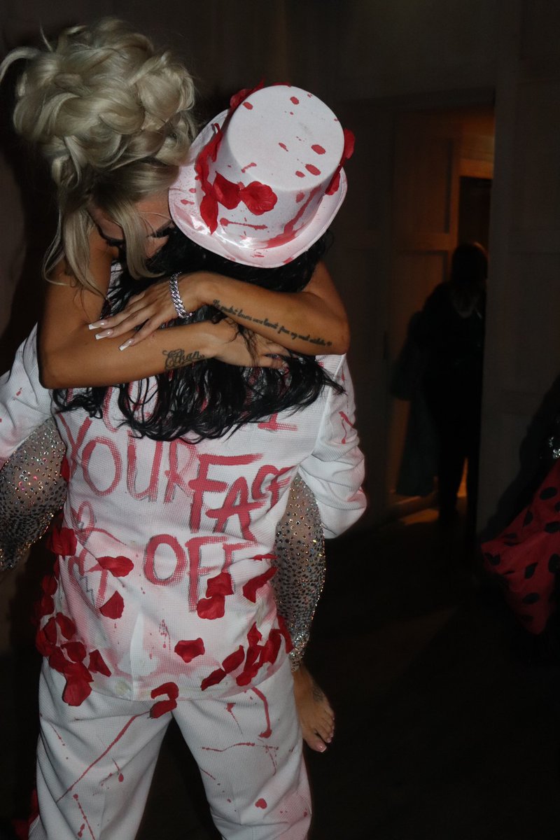 dougz___'s tweet photo. Roses on White Lace #Halloween xo @alicecooper https://t.co/hQVshuKc3k