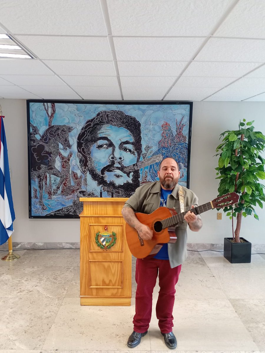 NDerivet's tweet photo. "Será mejor vivir de pie, que arrodillados", canta Nelson Valdés en @embacubamex cuando todos con nudo en la garganta aplaudimos la votación de comunidad internacional en la ONU contra el criminal bloqueo a Cuba #TumbaElBloqueo https://t.co/KC7Tmssem2