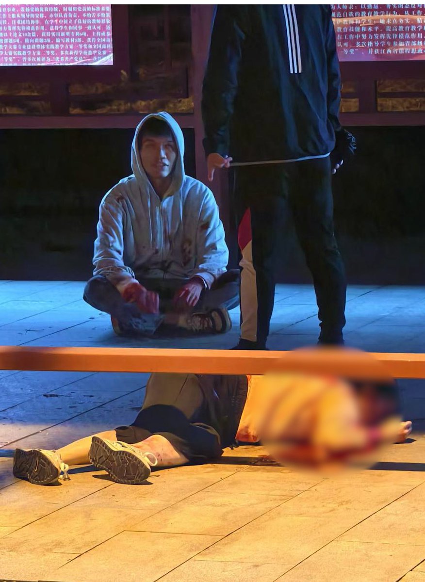 10月30日晚，江西南昌。南昌工学院一男生持刀捅刺女生。知情人：疑似感情纠纷。
 视频显示，女生不断发出撕心裂肺的哀嚎“救命啊，我错了”
 但男生丝毫没有收手的意思，仍不停捅刺对方。 https://t.co/AST6IRSUVL