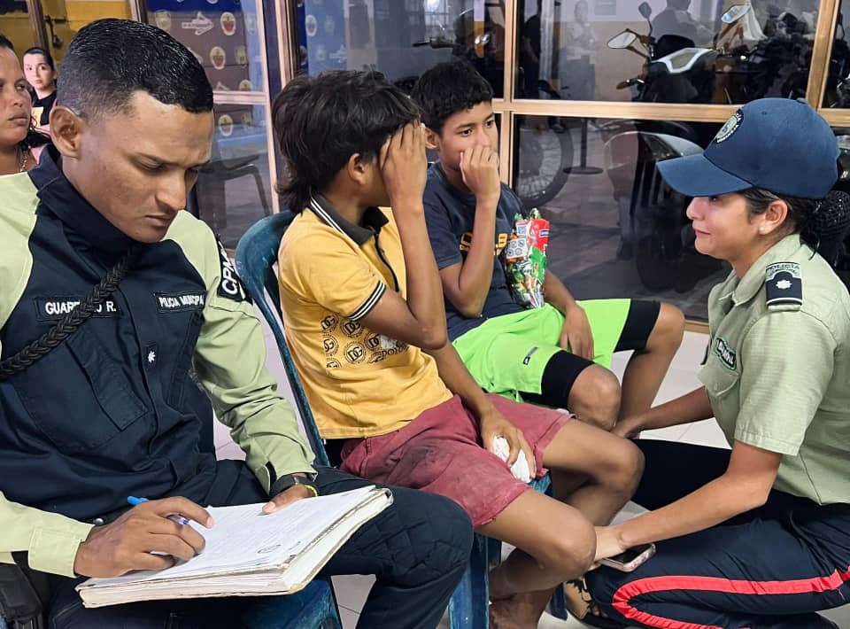 #REGIONAL | 📌Poliurbaneja insiste en romper el ciclo de explotación infantil con abordaje de niños y adolescentes

Durante los fines de semana la Policía de Urbaneja del estado Anzoátegui, ha multiplicado los esfuerzos en el abordaje de niños, niñas y adolescentes en situación