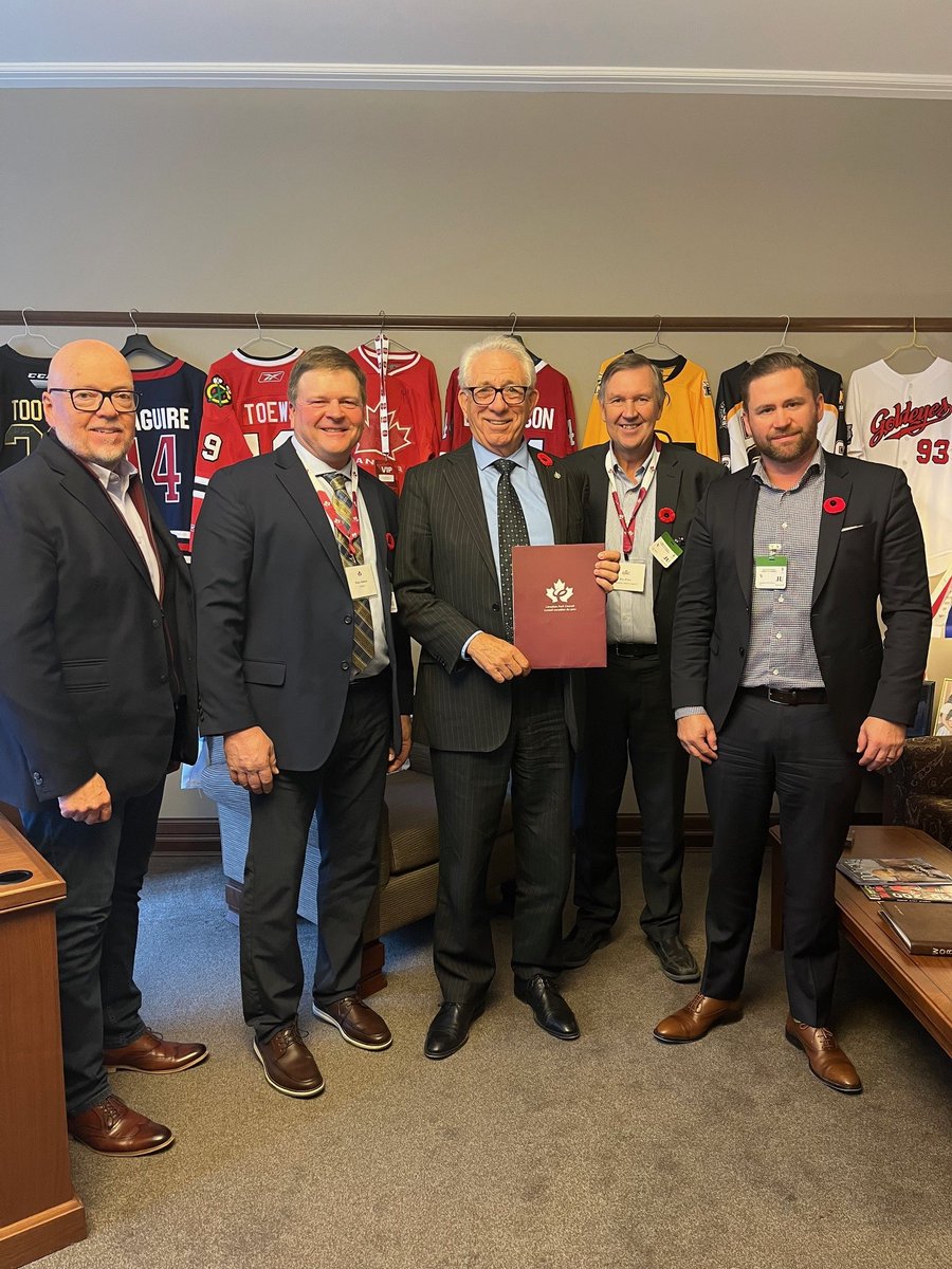 Yesterday, we hosted our inaugural joint-lobby day on the Hill with the Canadian Meat Council (CMC). We spent the day meeting with Parliamentarians to discuss critical issues facing the Canadian pork industry.

Thank you Minister MacAulay for meeting with CPC Chair, René Roy, CMC