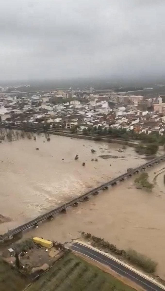 Desde Emasagra queremos trasladar nuestro más sentido pésame a los familiares de los fallecidos por los efectos que la #Dana está provocando en Valencia y en otros puntos de España. 
💙 Nuestra solidaridad, cariño y apoyo a todas las personas que se están viendo afectadas.