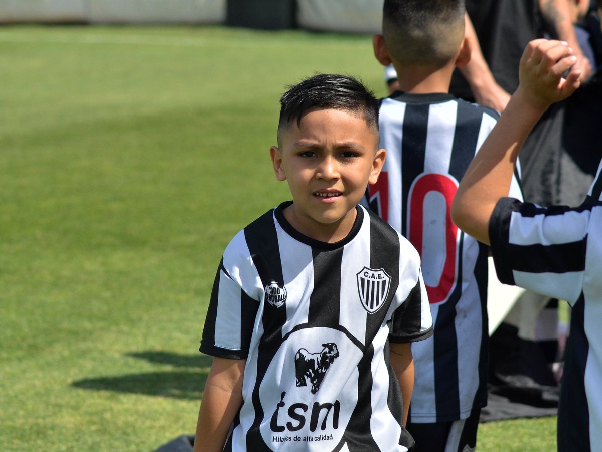 ¡Dale campeón! 🏆

Los chicos de las categorías 2016 y 2017 del Baby Fútbol de Villa Devoto se consagraron campeones, e hicieron el pasillo para recibir al primer equipo, en el partido vs. Dep. Maipú 🥳

¡Salud, campeones! 🙌

#SomosEstudiantes