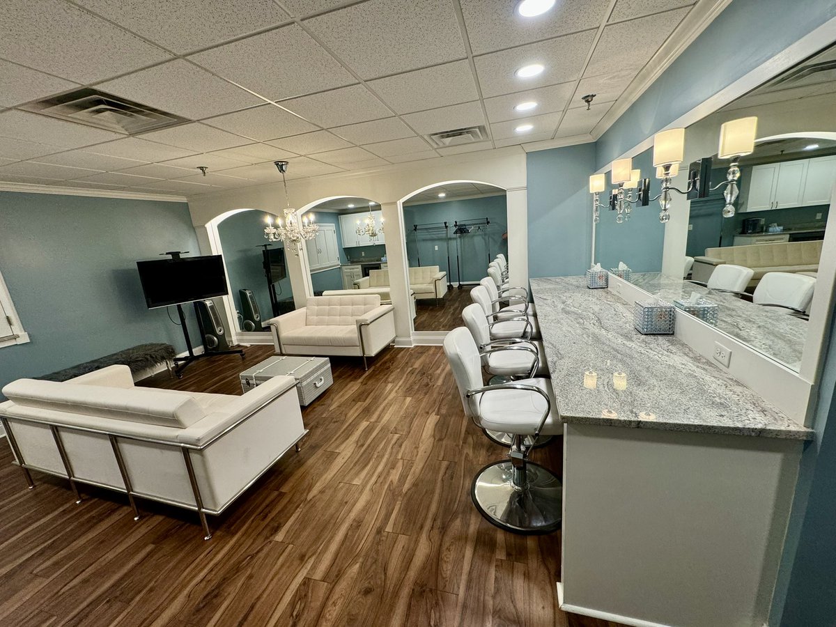kolpinghaus513's tweet photo. Our Bridal Suite is always a big hit with the bridesmaids! 

#wedding #cincinnati #weddingideas #reception 
#kolpinghauscincinnati #weddingvenue 
#weddingdress #eventcenter #banquethall https://t.co/QdOgDdsets