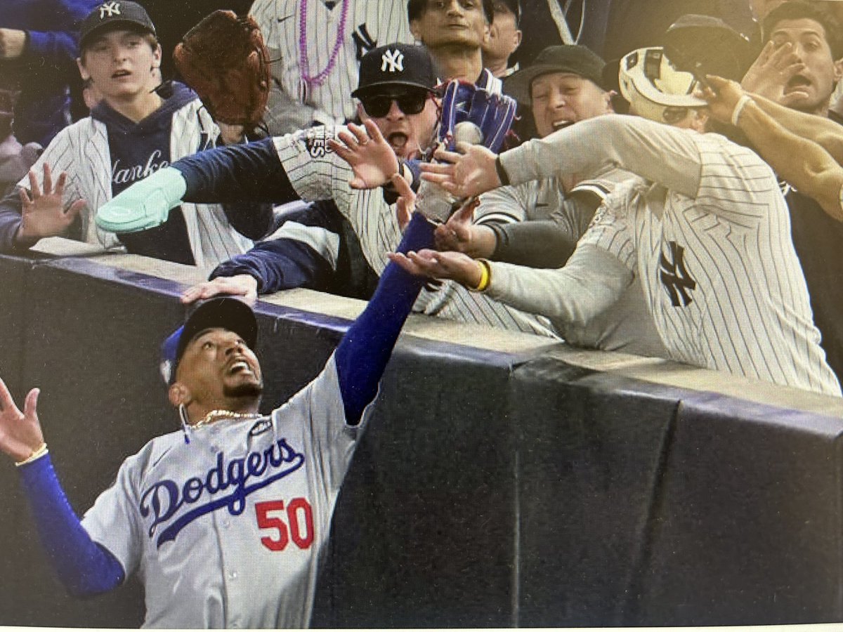 section111row6's tweet image. The sliding mitt guy 🤣
#hangitinthelouve 
#evoshield  🩵