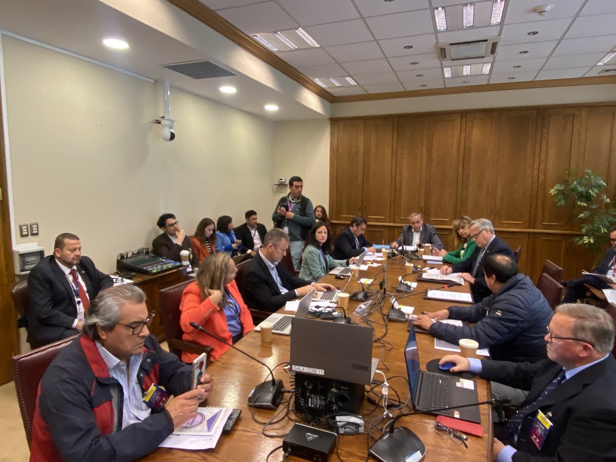 SITRACH's tweet photo. Preocupados por los 1.500 conductores que quedarán sin trabajo, seguimos trabajando en contra del avance del trámite del proyecto de ley de apertura de cabotaje marítimo con bandera extranjera. Hoy en la comisión de pesca e intereses marítimos del senado. @MTTChile @MintrabChile https://t.co/zYMfPnxqCE