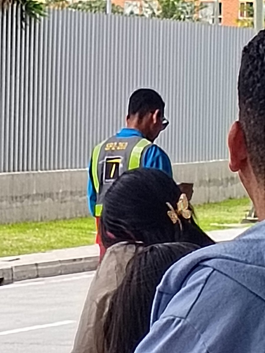 Calixto_maybe's tweet photo. Han pasado 3 Transmilenios seguidos de ruta A60 y este no manda ninguno 20 min esperando un servicio https://t.co/QS3cuai4us
