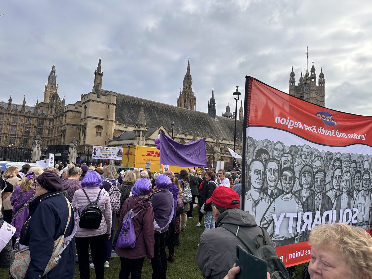 CllrDraper's tweet image. Well done to Women Against State Pension Inequality (WASPI).
A great turnout at their demonstration today on Budget Day calling for pension justice for all 1950s born women.
#Solidarity
@WASPI_Campaign
@nannyfof4 
@annedwardsrl13
@mattdawber1
#fairandfastcompensation 
#WeFightOn