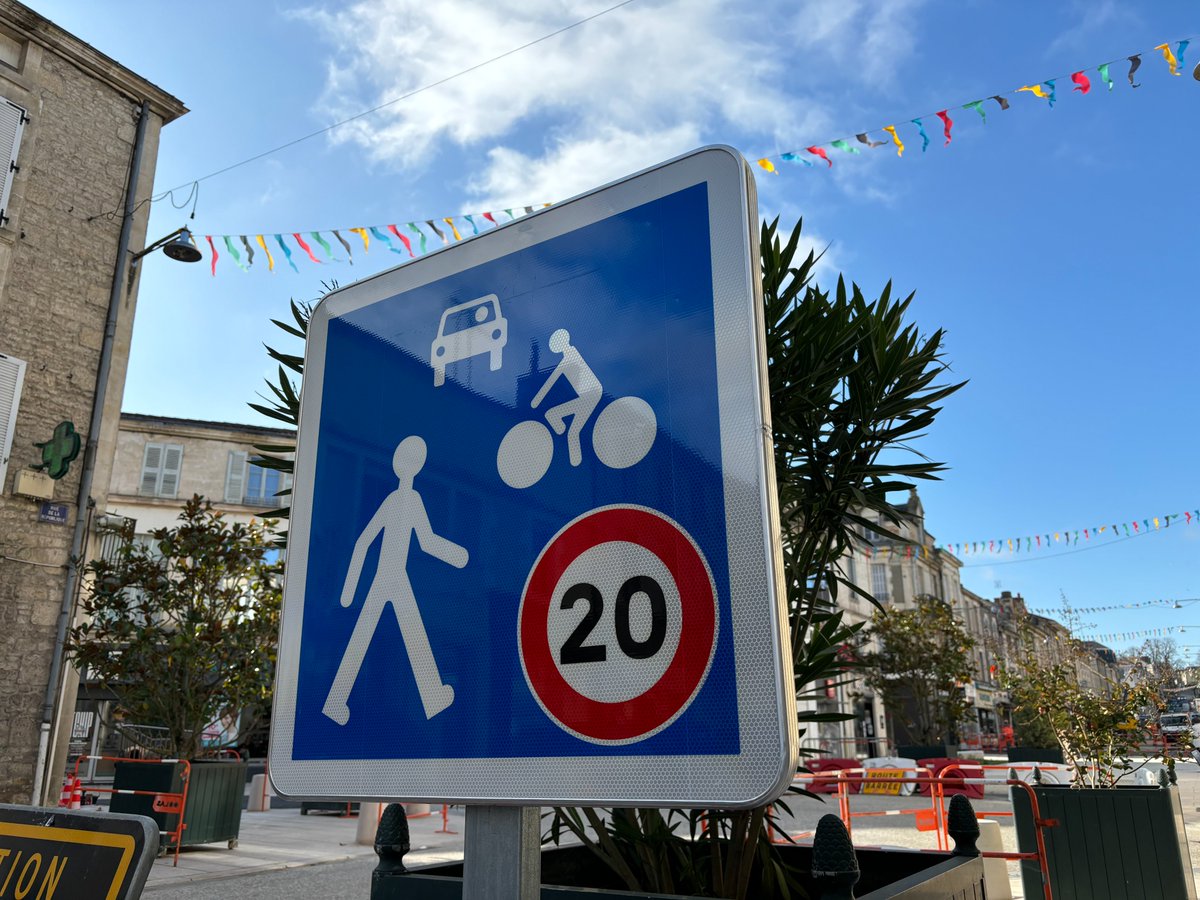 INFO CIRCULATION 🚧 Réouverture du carrefour République / Blossac le jeudi 31/10 
⚠️ Ce carrefour est désormais une zone de rencontre ; les piétons y sont prioritaires. La vitesse est limitée à 20km/h et la priorité est à droite
🚧 Les travaux se poursuivent rue de la République