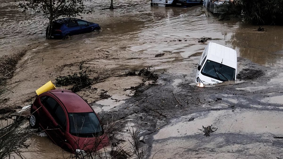 Gauche_RS's tweet photo. 🇪🇸Toute notre solidarité et notre soutien au peuple espagnol qui subit de terribles #inondations... le dérèglement climatique va accroître les phénomènes météorologiques catastrophiques, il faut planifier notre adaptation pour protéger les populations.
#Espagne https://t.co/24TMeRlkyz