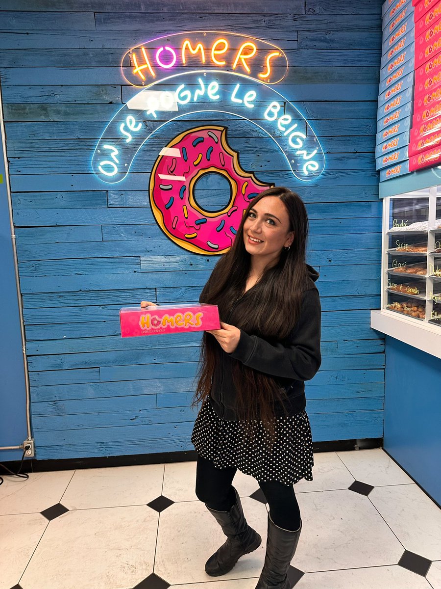 La_JennyLove's tweet image. No podía fallar mi foto en la tienda de la caja de donas de Homero que acaban de abrir cerca de mi casa. ✨

#canada_life🇨🇦 #montreal #girlsintech #devgirl #programacion #lajennylove #humor #development #fyp #parati #lajennylove