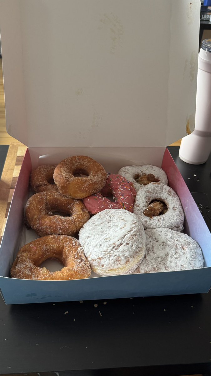 La_JennyLove's tweet image. No podía fallar mi foto en la tienda de la caja de donas de Homero que acaban de abrir cerca de mi casa. ✨

#canada_life🇨🇦 #montreal #girlsintech #devgirl #programacion #lajennylove #humor #development #fyp #parati #lajennylove