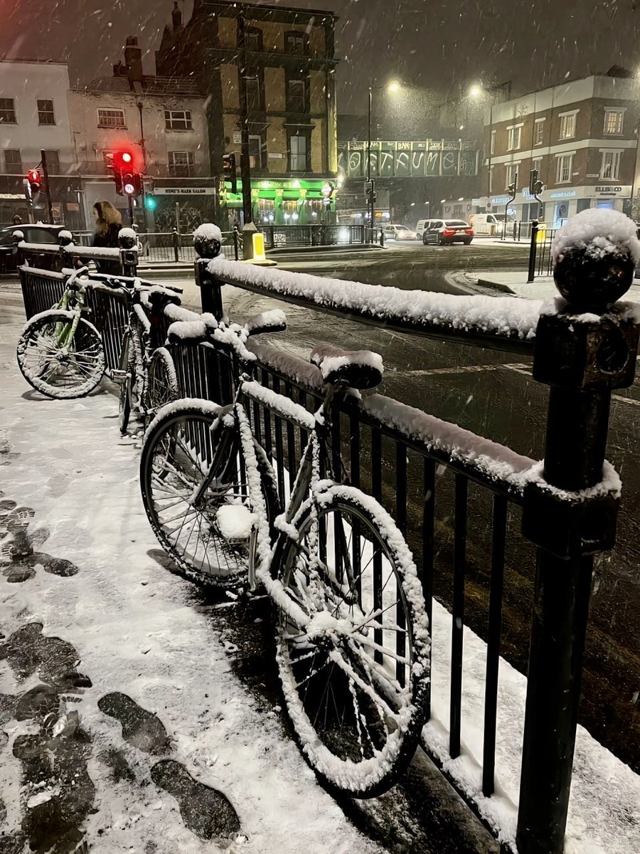 cadiya95's tweet photo. London's climate is desirable https://t.co/wivzB6Cpnz