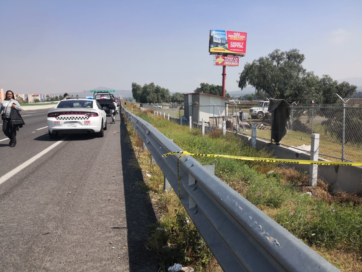 luismiguelbaraa's tweet photo. En el Km. 38 de la autopista México Pachuca en Tecamac encuentran otros cinco cadáveres torturados y con el tiro de gracia. Tres hombres y dos mujeres. Servicios periciales al lugar. https://t.co/dB4JiXbow4