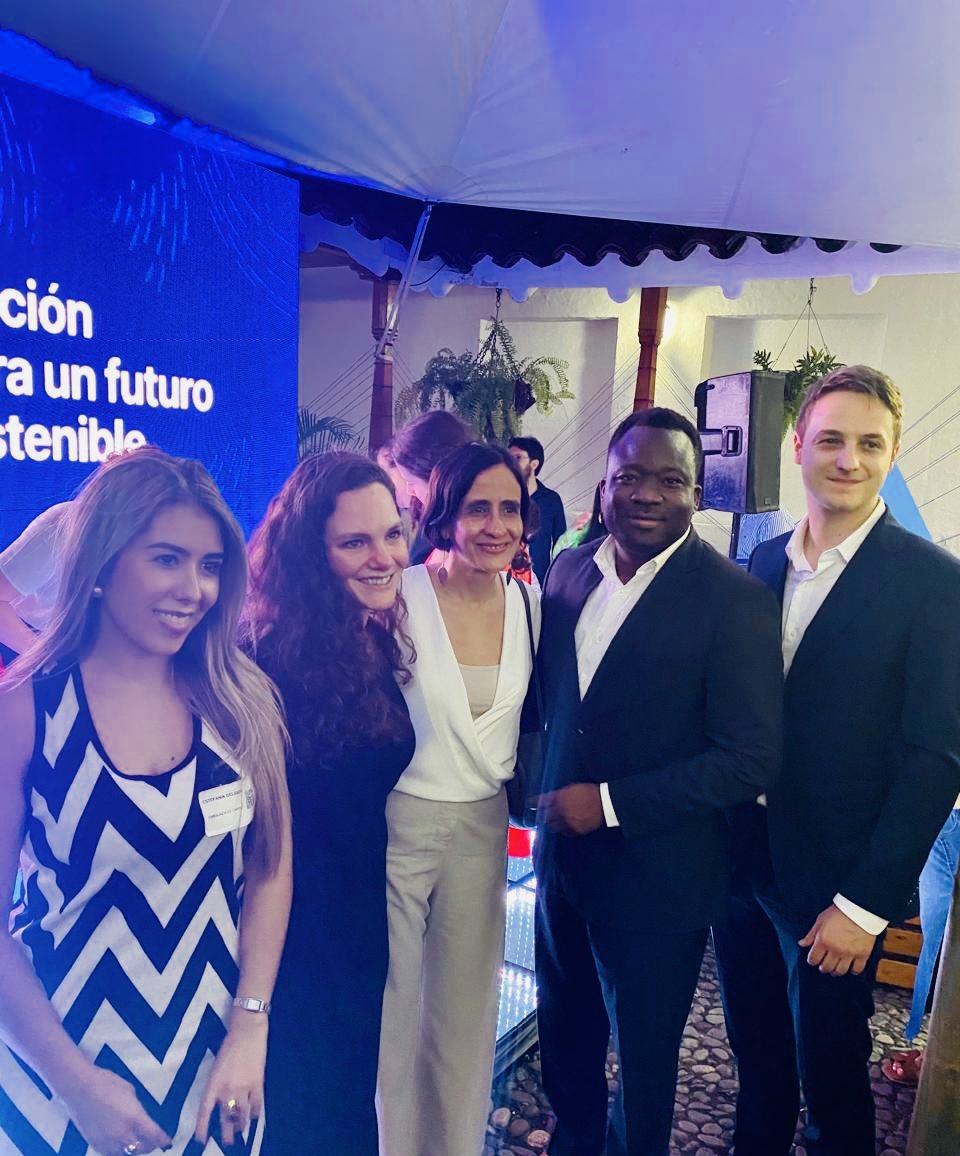 Yulcomtech's tweet image. YULCOM participe à la COP 16 à Cali, Colombie. 
L’équipe de YULCOM a eu l’honneur de rencontrer la Ministre de l’environnement de la Colombie, Susana Muhamad, en marge du sommet de la COP 16 à Cali, Colombie. 
@LouisCaron__ @Youmanijerome