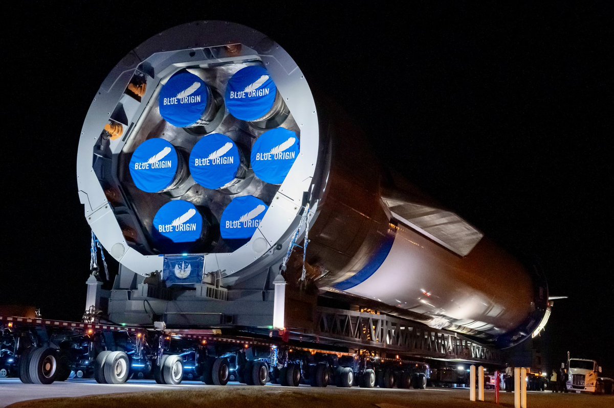 Infotinik's tweet photo. Le premier étage du nouveau lanceur New Glenn de @blueorigin est en cours de transfert vers le pas de tir LC-36 du Kennedy Space Center. 
Là-bas, il subira les tests préliminaires avant son vol inaugural, prévu normalement en novembre. https://t.co/vnpn4yVGBS