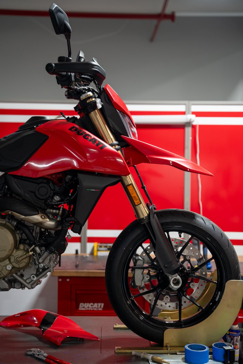 RahalDucati's tweet image. 🔧 Ready to make some noise? Just installed a @Termignoni_spa exhaust on a Ducati Hypermotard 698, built for the track! 🏁💨 Need track prep or custom mods? Our certified tech have you covered! 🏍️
 317) 350-2030
Service@Rahalducati.com 
#Ducati #TrackPrep #Termignoni