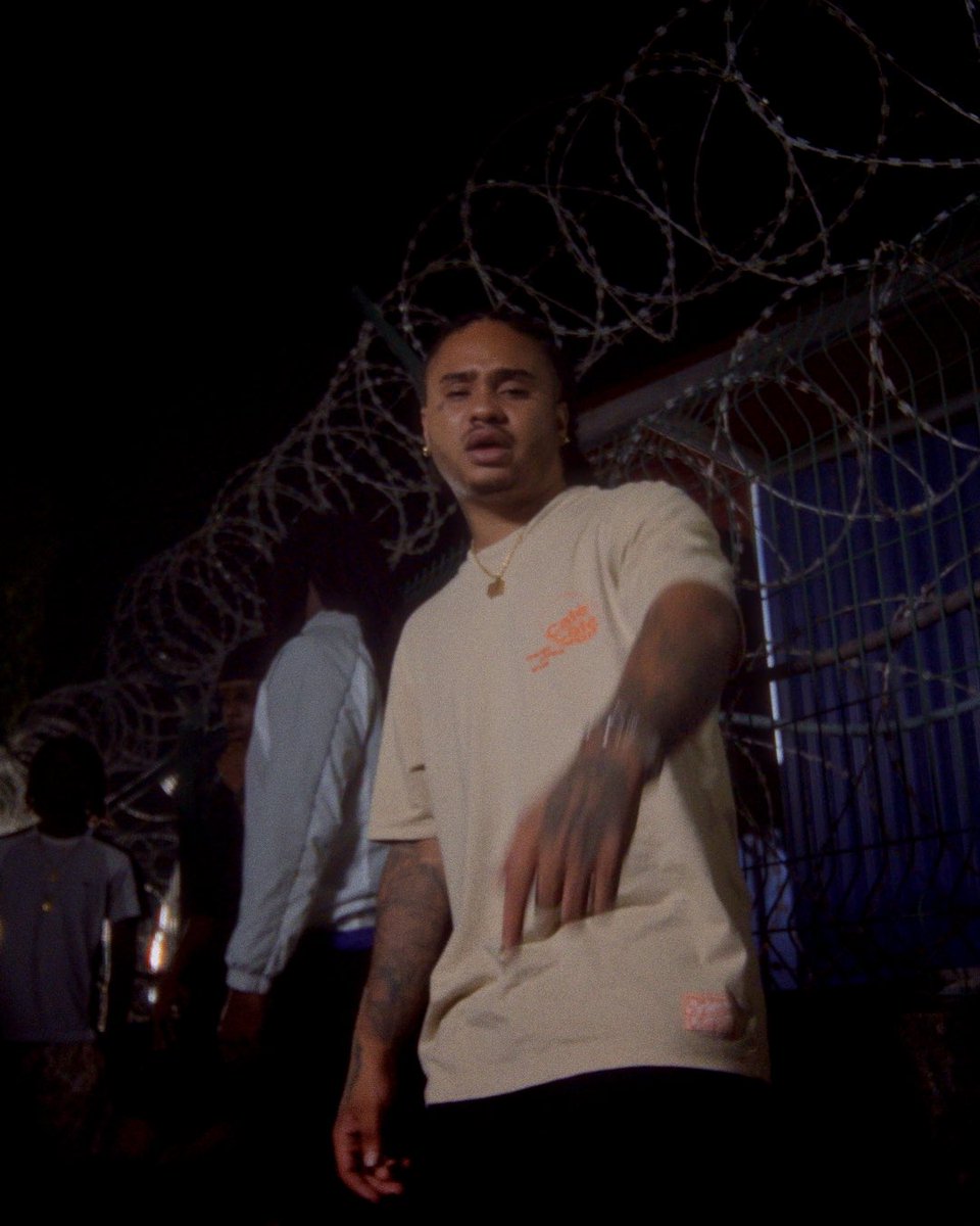 Sefe_'s tweet photo. Le clip du single « Sevi byen » de Pepyth et Nudiii est sorti la team.
J'essaie de vous faire un petit thread sur la manière dont on a bossé la DA visuelle du projet « 400 dègré » dans la fin de semaine. https://t.co/mvLNjq0o3M