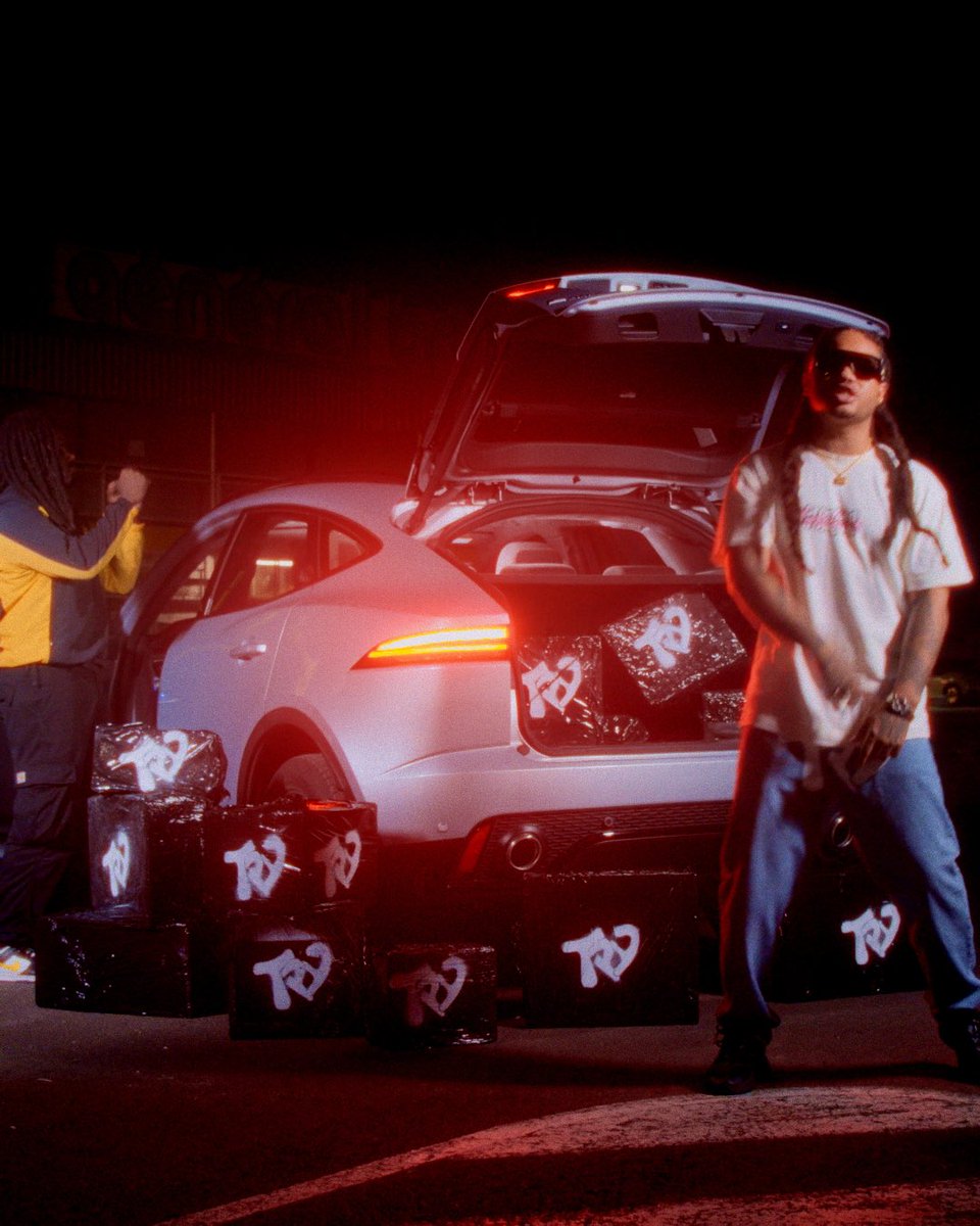 Sefe_'s tweet photo. Le clip du single « Sevi byen » de Pepyth et Nudiii est sorti la team.
J'essaie de vous faire un petit thread sur la manière dont on a bossé la DA visuelle du projet « 400 dègré » dans la fin de semaine. https://t.co/mvLNjq0o3M