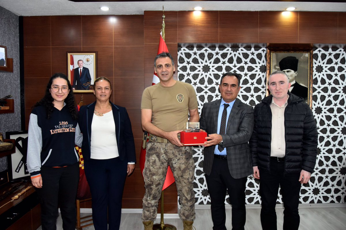 KayseriEmniyeti's tweet photo. Kayseri Lisesi Okul Müdürü Sayın Kemal MUCUK, Matematik Öğretmeni Sayın Fatma ARSLAN, Bilişim Öğretmeni Sayın Volkan YAMAN ve 11. Sınıf Öğrenci Temsilcisi Sayın Vahide Gül SEYFİ, İl Emniyet Müdürümüz Sayın Atanur AYDIN’ı makamında ziyaret etti.

@ayd_atanur https://t.co/7XBKyITKDx