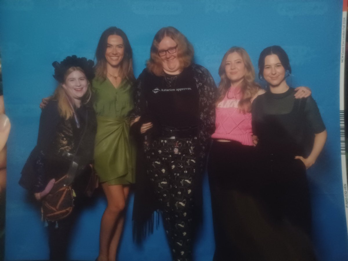therandomrebel's tweet photo. Now that I have recovered from a wonderful weekend.
Thank you MCM for a fab Sunday.
My Teifling Bard Azalea got to meet some of the BG3 peeps and spread some joy with some dad jokes.

Thank you @SamanthaBeart putting up with my migraine induced ramblings and being so lovely. https://t.co/ZE1Wtv8F67