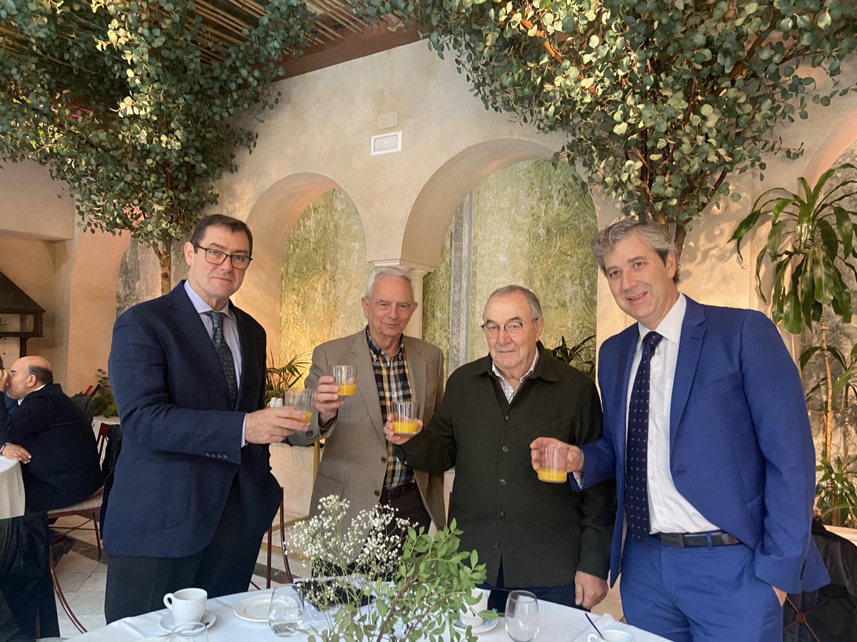 Manifiesto a favor de la naranja sevillana, como parte de nuestra historia, nuestro paisaje, nuestro olor y nuestra gastronomía con @Asociafruit y la
<a href="/acasevgastur/">Academia Sevillana de Gastronomía y Turismo</a> dentro de las XXIII Jornadas Gastronómicas de los Hoteles de Sevilla, dedicadas a la 🍊 en <a href="/alabarderosev/">Taberna del Alabardero</a>