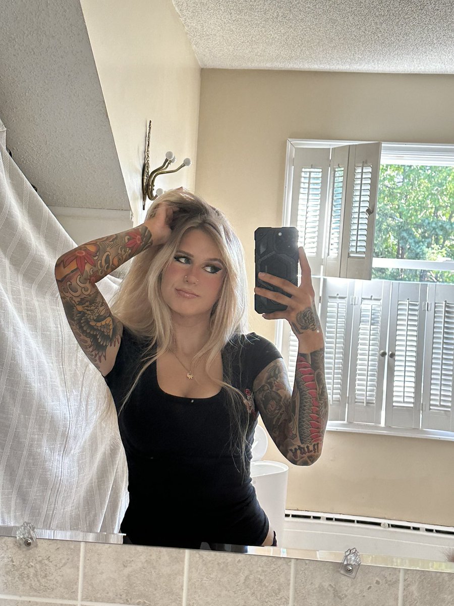 alexxistexxxas's tweet image. Serious question: would you hypothetically date a girl with a decent amount of tattoo coverage? Do you find them appealing or unappealing?
RT+like if you would date a tattooed girl ❤️