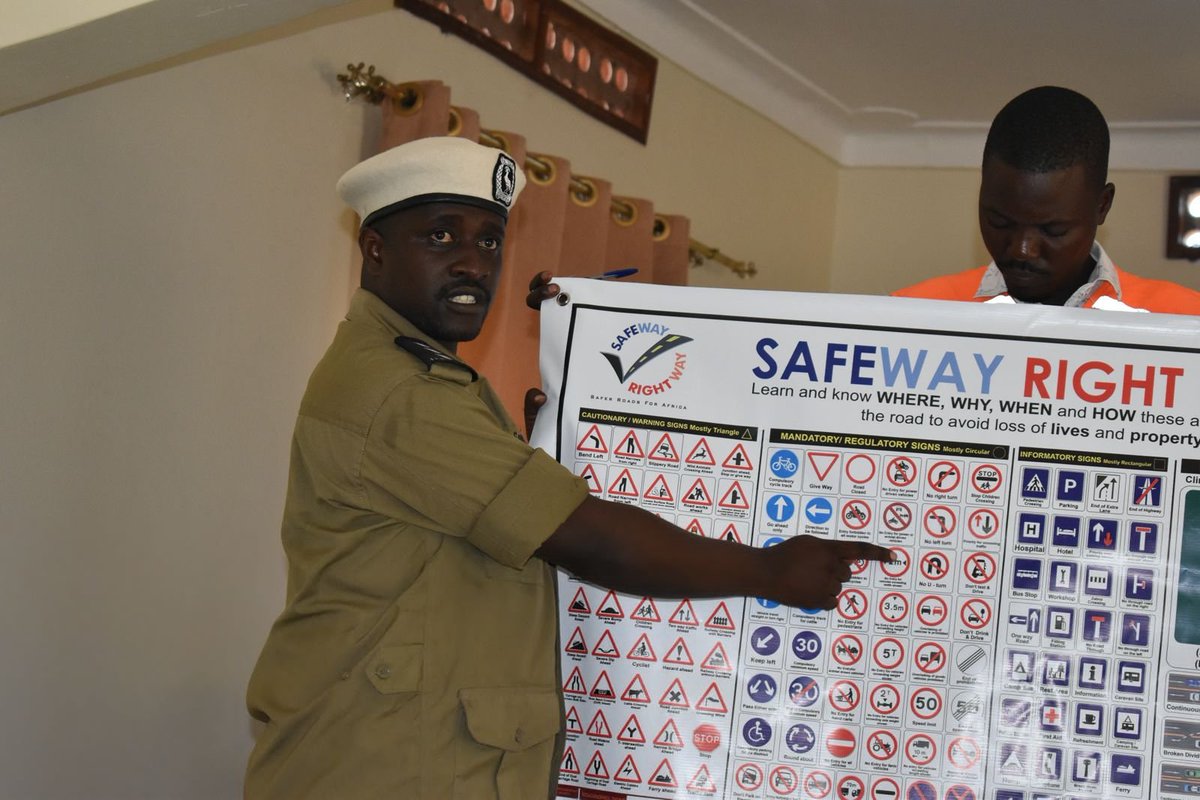 azielking1's tweet photo. Buliisa District's OC Traffic, Ssendegeya Terence, is now doing a training session with the goal of reintroducing the drivers to the various road signs. This will increase district-wide adherence to traffic laws..
#TheSafeWayIsTheRightWay
#RoadSafety
#EveryLifeMatters https://t.co/6r5dHnITKX