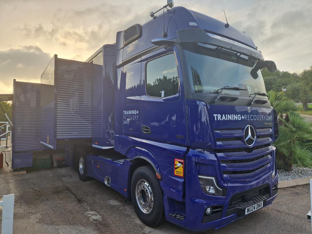 Adding to it being a big event, the European Tour Group's Training &amp; Recovery Unit is on site for @Challenge_Tour Grand Final and some local kids learned all about it from the one and only <a href="/PooraSingh/">Poora Singh</a> through <a href="/DPWorldTour/">DP World Tour</a> scoring stalwart Valeria Luna being the interpretor 👍