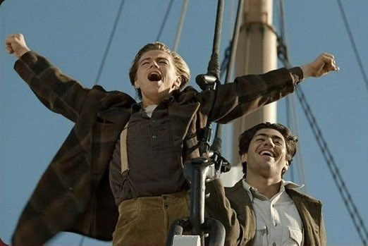 semefueltema's tweet photo. ”¡Soy el rey del mundo!” - Titanic (1997)

Pronunciada por Leonardo DiCaprio, esta frase representa la euforia de la juventud y el amor. Captura un momento de pura felicidad y libertad que conecta profundamente con muchos espectadores. https://t.co/AYqz830jI3