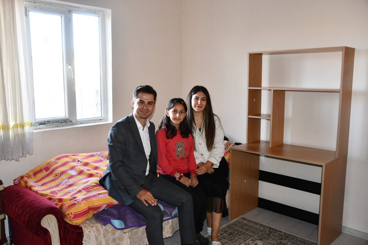 TC_akkisla's tweet photo. Valimiz Sn. Gökmen ÇİÇEK’in liderliğinde yürütülen #herevbirokul projesi kapsamında Akkışla Kaymakamlığı olarak hane ziyaretlerimizi yaparak çalışma masalarımızı ve kitaplıklarımızı dağıtmaya devam ediyoruz.
@gokmen_cicek_
@kayserivaliligi https://t.co/b0WPmfG741
