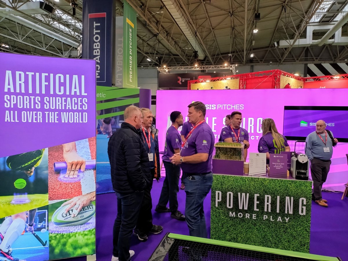 smartwayforward's tweet photo. Great to meet up with our good friends Paul &amp; the team @SISPitches at @SALTEX_show. Stand looks fantastic &amp; good to learn about your new product innovations. Looking forward to working with you again soon. Enjoy the show! #PoweringMorePlay https://t.co/x40gpvTVD9