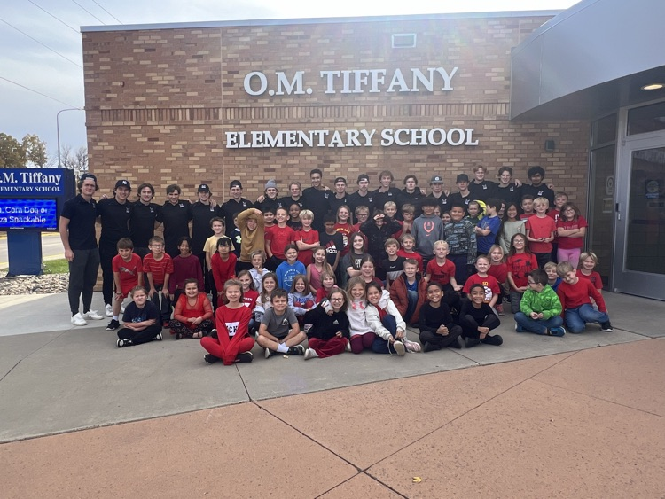 AberdeenOMT's tweet photo. Players from the Aberdeen Wings team came to third grade classrooms at OMT on Tuesday to help with Makerspace activities and talk about making healthy, responsible decisions. #asdomt #aberdeenpublicschools https://t.co/8YlOq8f56n