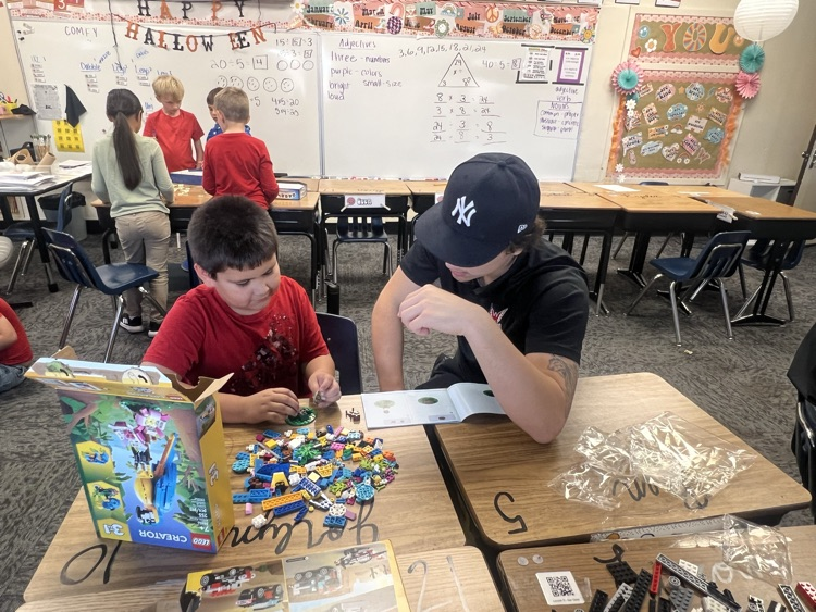 AberdeenOMT's tweet photo. Players from the Aberdeen Wings team came to third grade classrooms at OMT on Tuesday to help with Makerspace activities and talk about making healthy, responsible decisions. #asdomt #aberdeenpublicschools https://t.co/8YlOq8f56n