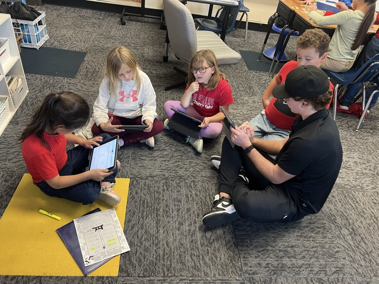 AberdeenOMT's tweet photo. Players from the Aberdeen Wings team came to third grade classrooms at OMT on Tuesday to help with Makerspace activities and talk about making healthy, responsible decisions. #asdomt #aberdeenpublicschools https://t.co/8YlOq8f56n