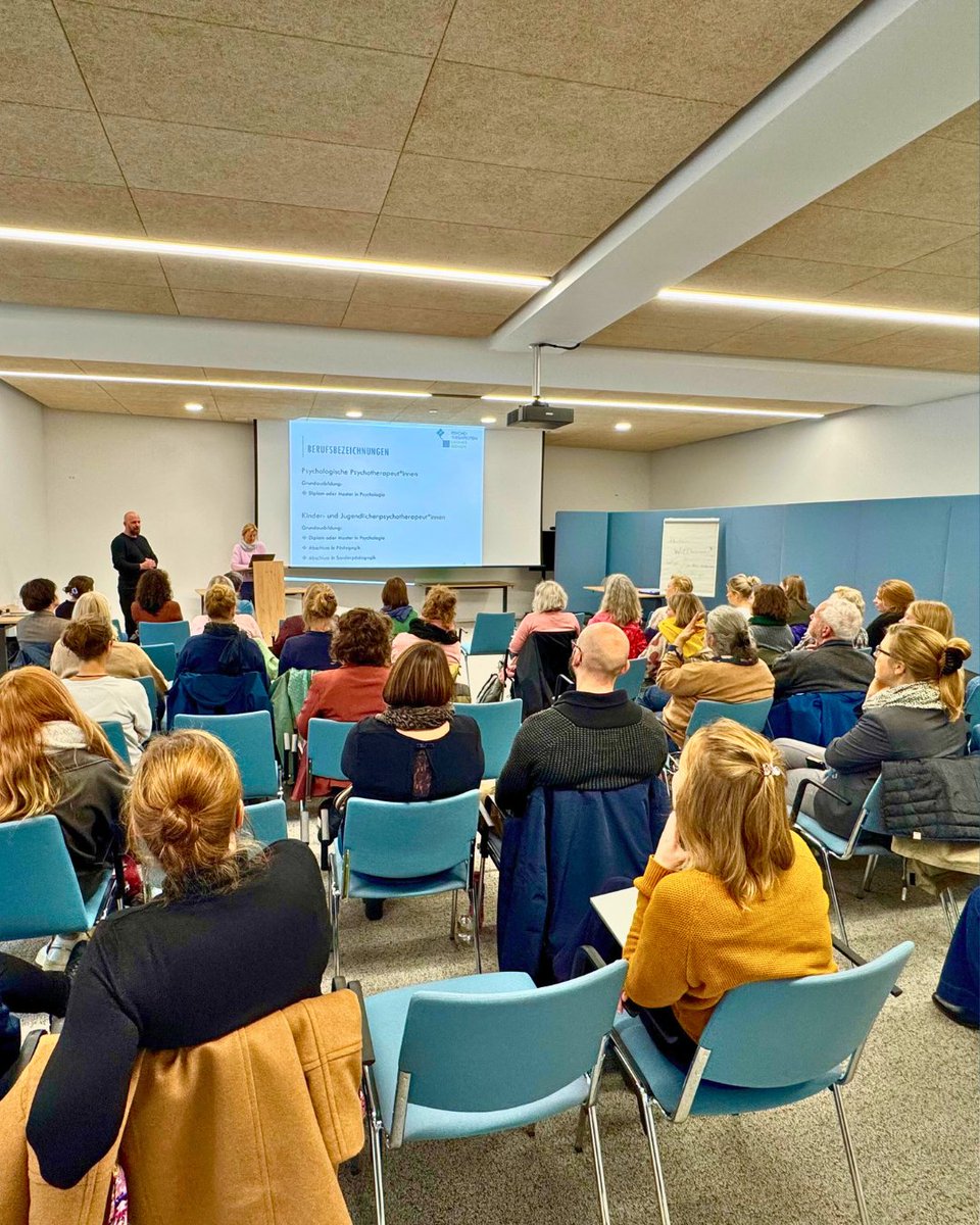 Heute fand bei SGFV eine Veranstaltung für Multiplikator*innen statt: Die Psychotherapeutenkammer hat in Zusammenarbeit mit den Regionalen Fachkräften für psychische Gesundheit von Kindern und Jugendlichen über  Fragen rund um die ambulante Psychotherapie informiert.