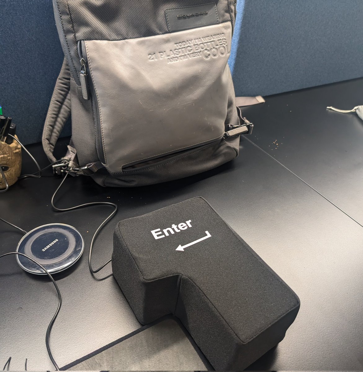 Per il mio compleanno un collega mi ha regalato quel mega "enter" da prendere a pugni. 🤣🔥